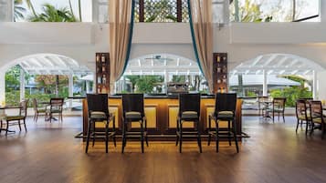 2 bars/lounges, swim-up bar, poolside bar