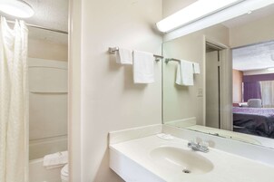 Bañera con ducha, artículos de tocador gratuitos, toallas