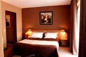 In-room safe, desk, blackout drapes, soundproofing - Beausejour (Cannes)