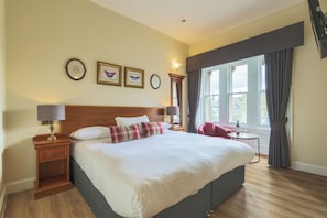 Habitació doble estàndard (Princes Street View) | Escriptori, planxa i posts de planxar, wifi gratuïta i roba de llit 