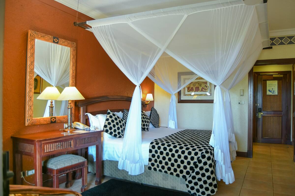 Executive Double Room | Hypo-allergenic bedding available, minibar, in-room safe, desk