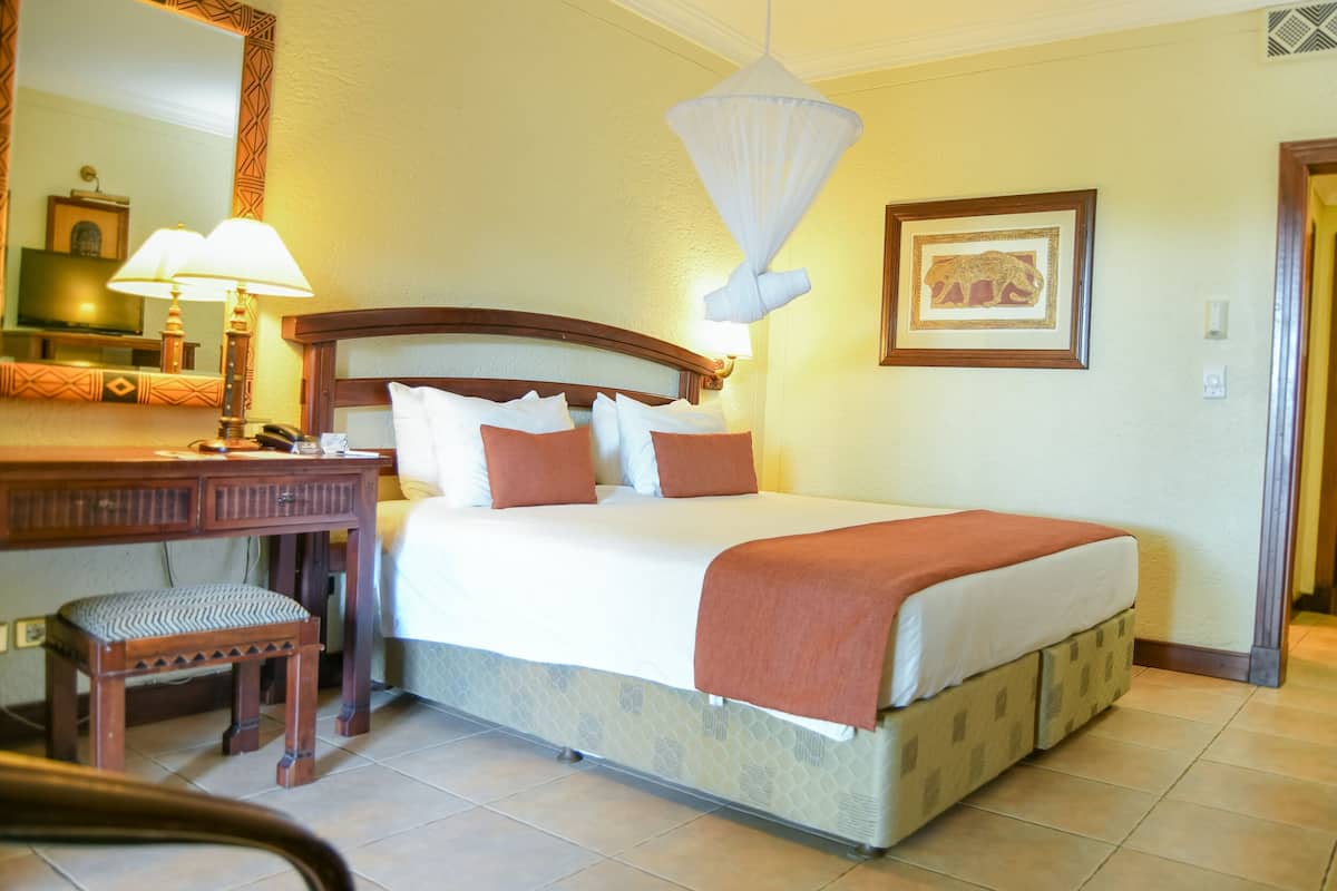 1 bedroom, hypo-allergenic bedding, minibar, in-room safe