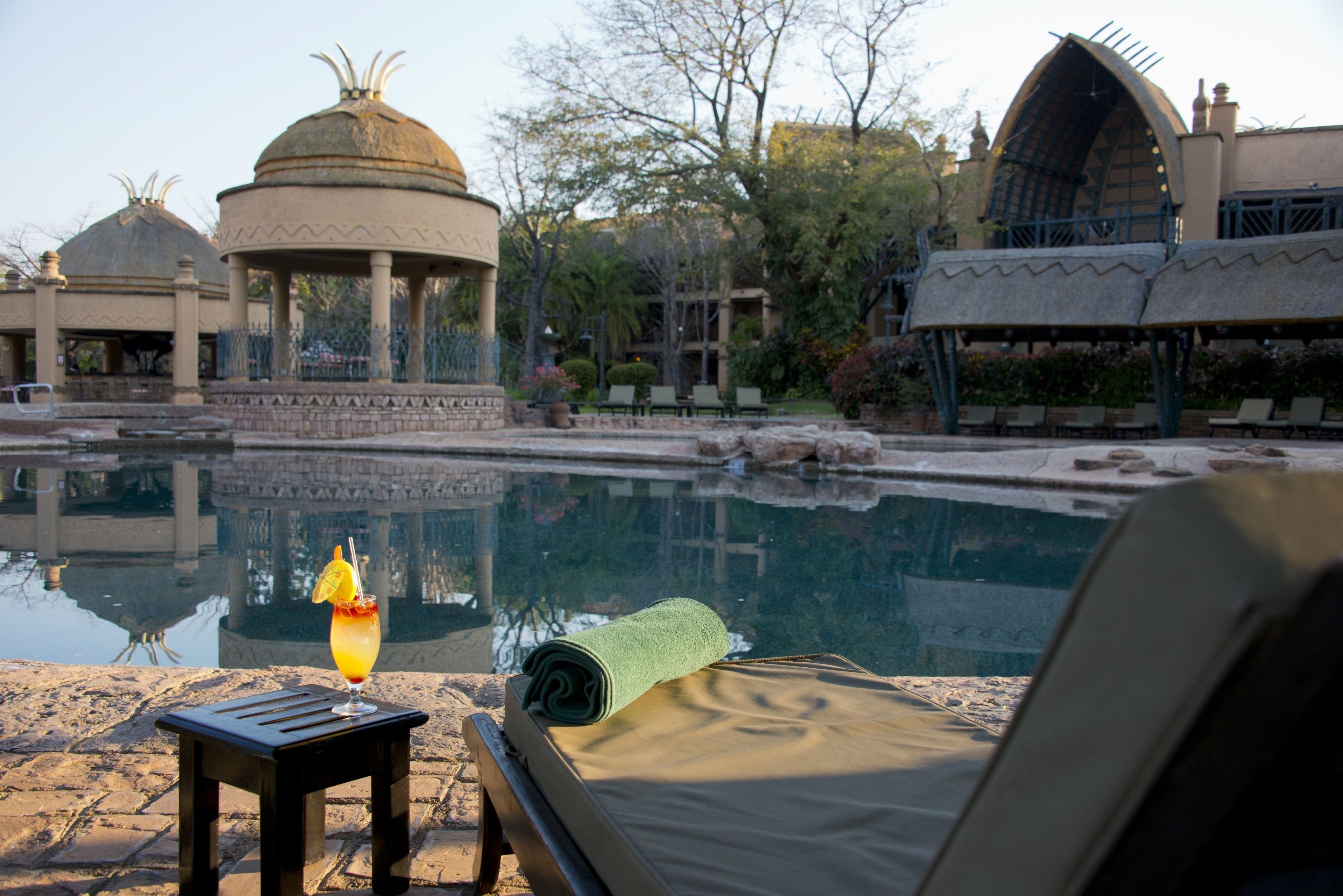 2 hồ bơi ngoài trời, mở cửa từ 8:00 đến 18:00, ghế dài tắm nắng 