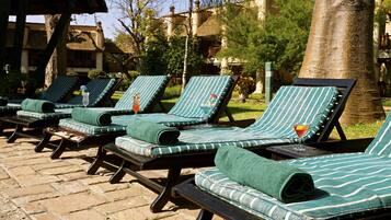 Bar en bord de piscine