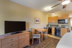 Standaard kamer, meerdere bedden, niet-roken, kitchenette (Pet Friendly) | Een kluis op de kamer, verduisterende gordijnen