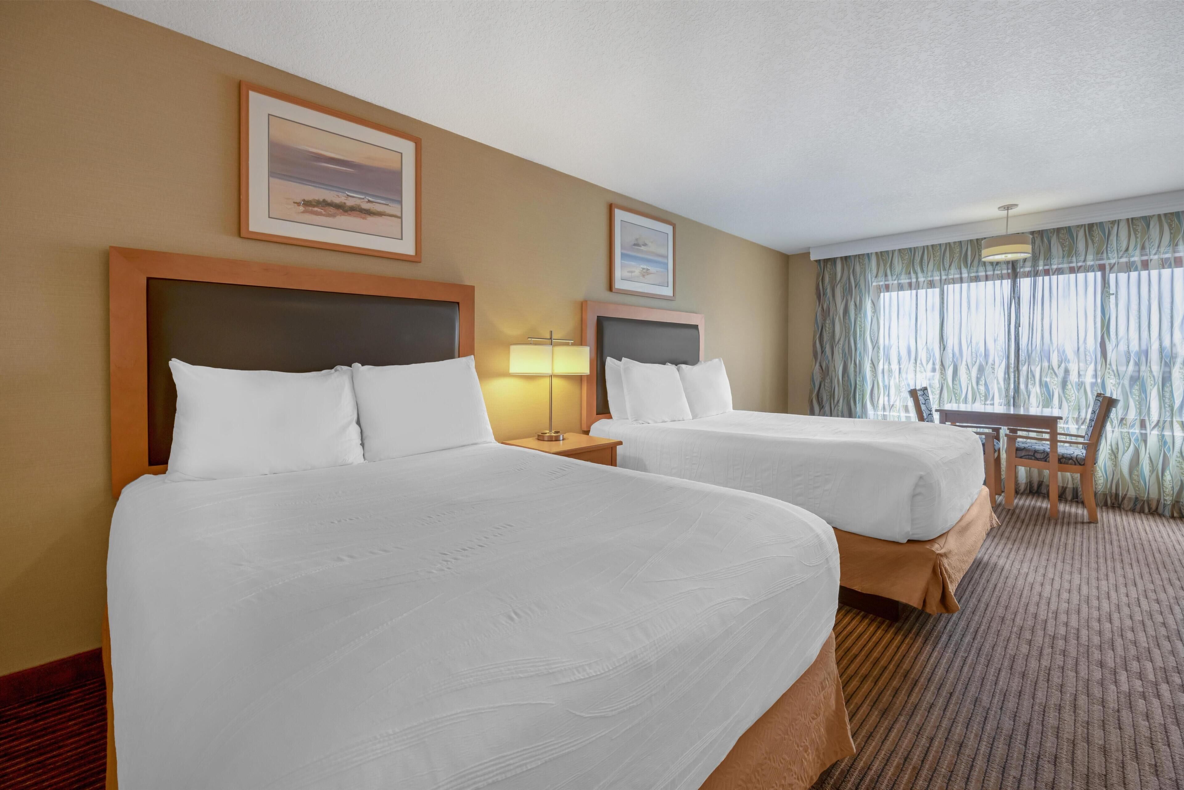 Chambre Standard, 2 grands lits, réfrigérateur et four à micro-ondes (Pet Friendly) | Coffre-fort, rideaux d’obscurcissement, fer et planche à repasser