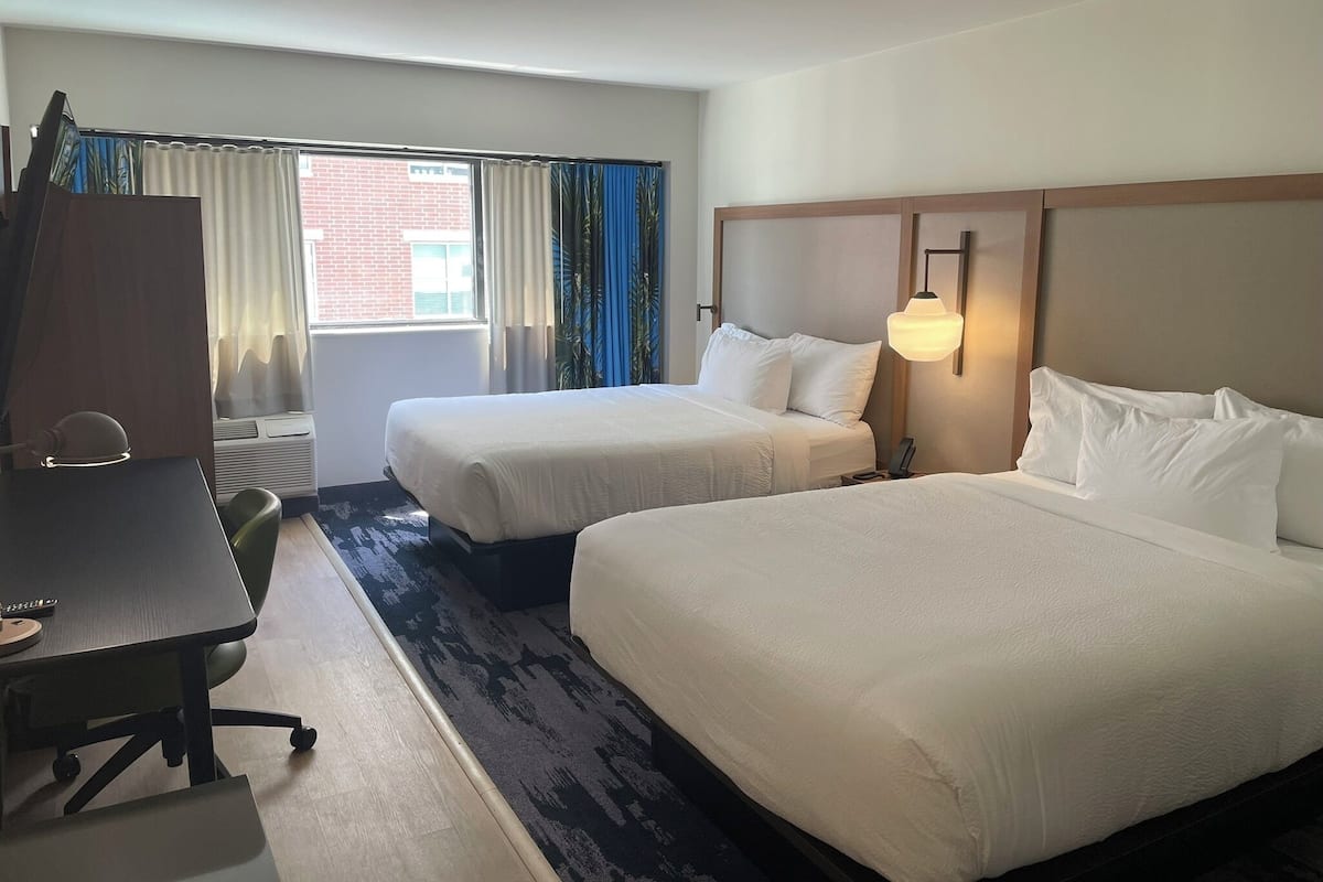 Schreibtisch, laptopgeeigneter Arbeitsplatz, Verdunkelungsvorhänge