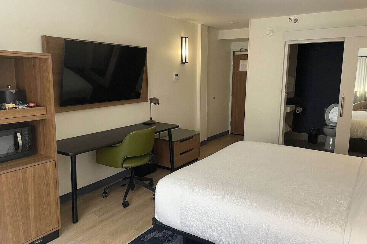 Schreibtisch, laptopgeeigneter Arbeitsplatz, Verdunkelungsvorhänge