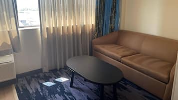 Suite, 1 King-Bett und Schlafsofa, Nichtraucher | Schreibtisch, laptopgeeigneter Arbeitsplatz, Verdunkelungsvorhänge