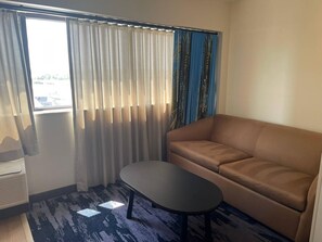 Escritorio, espacio para trabajar con laptop y cortinas blackout 
