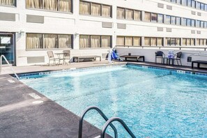 Una piscina al aire libre de temporada