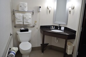 Habitación, 1 cama Queen size, con acceso para personas discapacitadas, para no fumadores | Baño | Tina con regadera, amenidades de baño gratuitas, secadora de cabello 