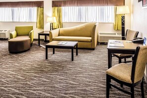 Suite, 2 camas de matrimonio, no fumadores | Escritorio, espacio para trabajar con un portátil, cortinas opacas