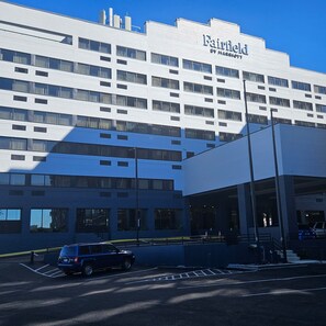 Vista frontal de la propiedad