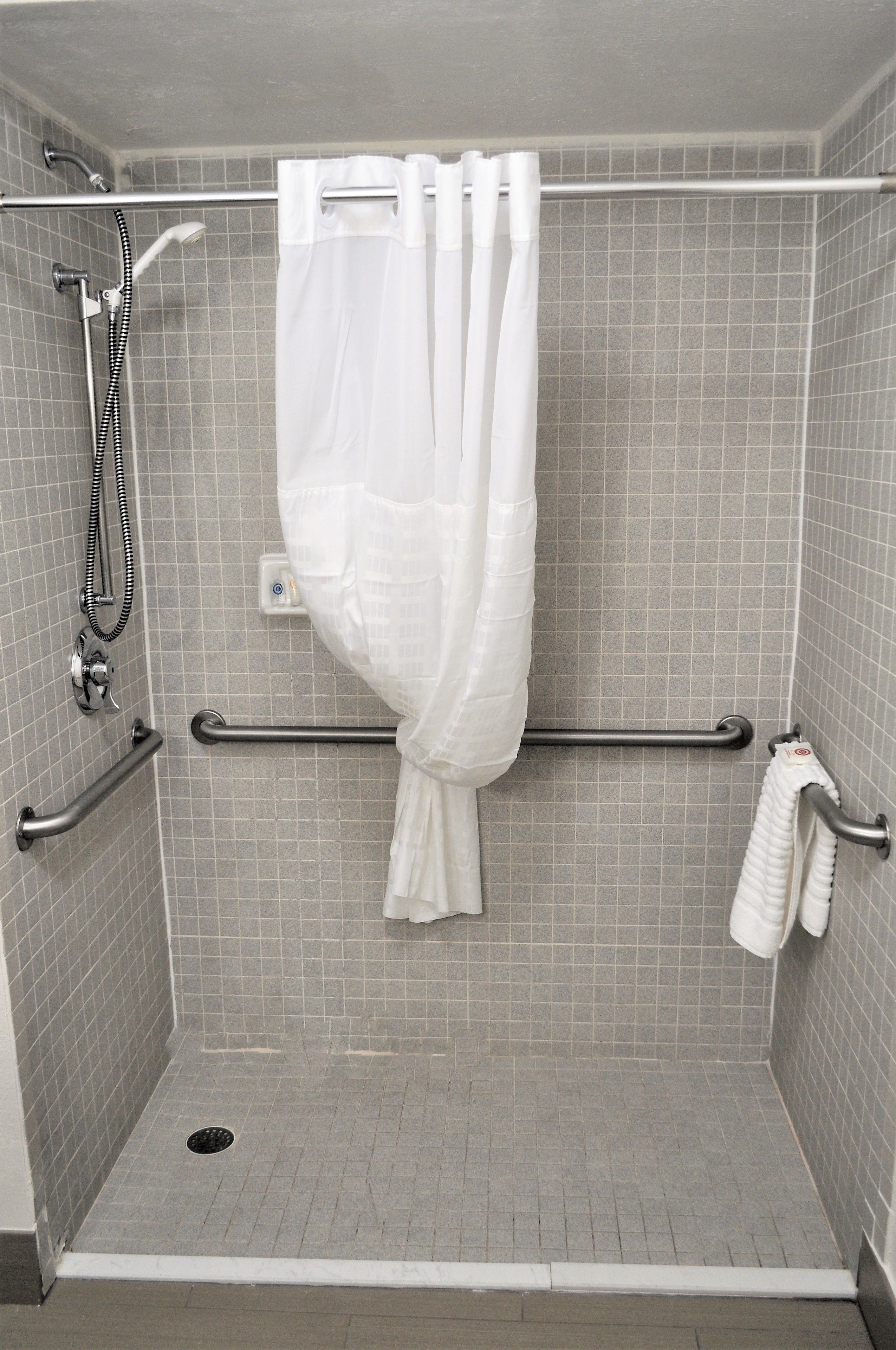 Room, 1 Queen Bed, Accessible, Non Smoking | Bathroom shower
