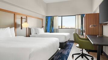 Escrivaninha, espaço de trabalho para notebook, cortinas blackout