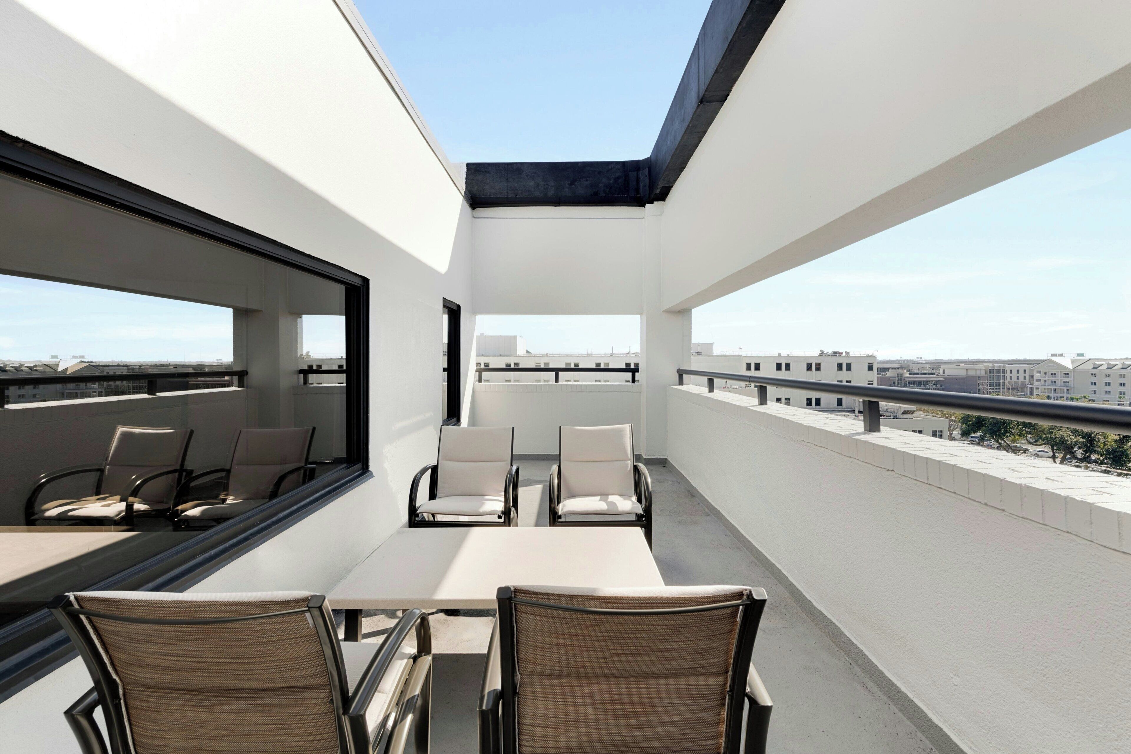 Skrivebord, skrivebord for bærbar PC og blendingsgardiner