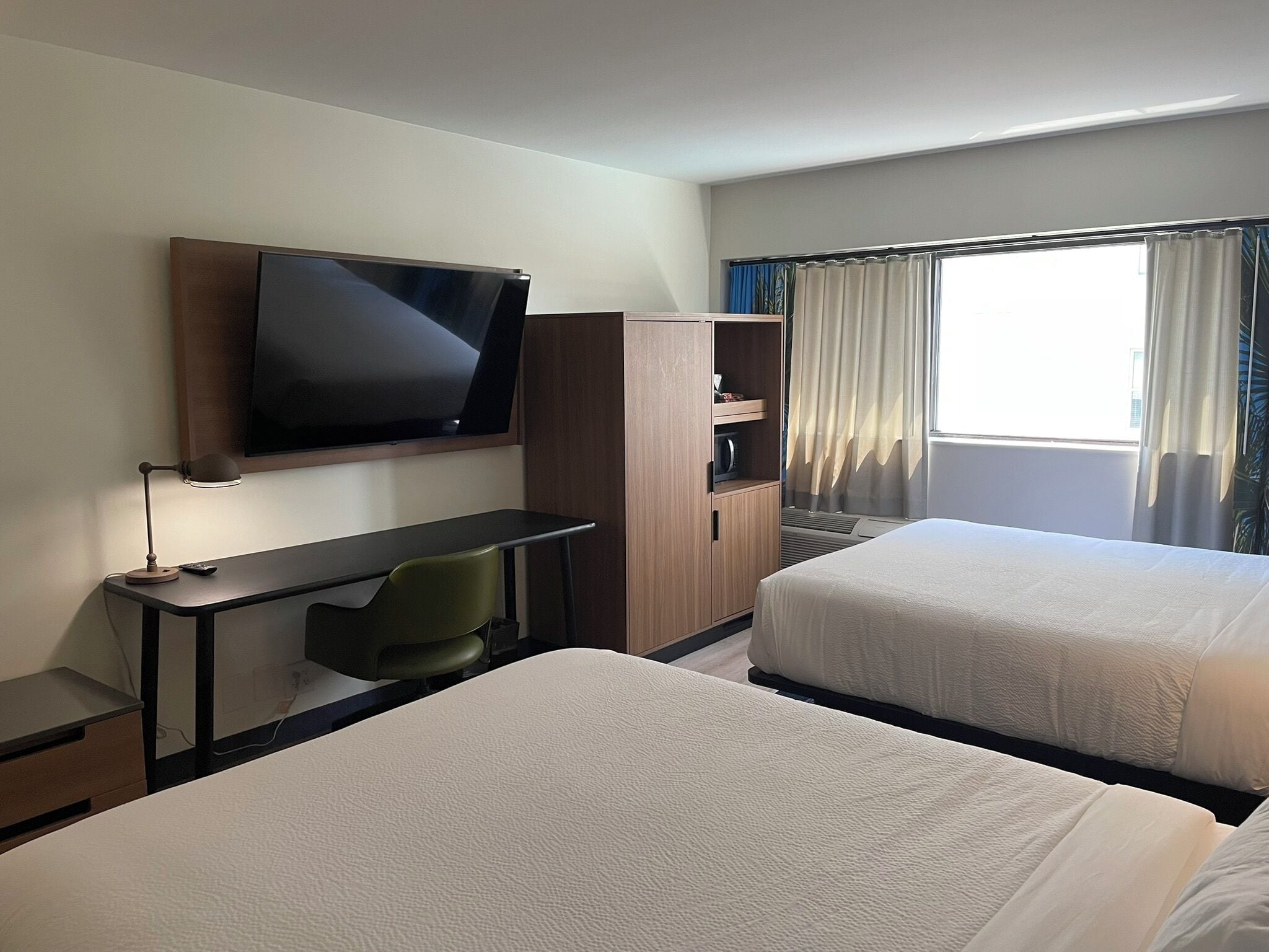 Een bureau, een laptopwerkplek, verduisterende gordijnen