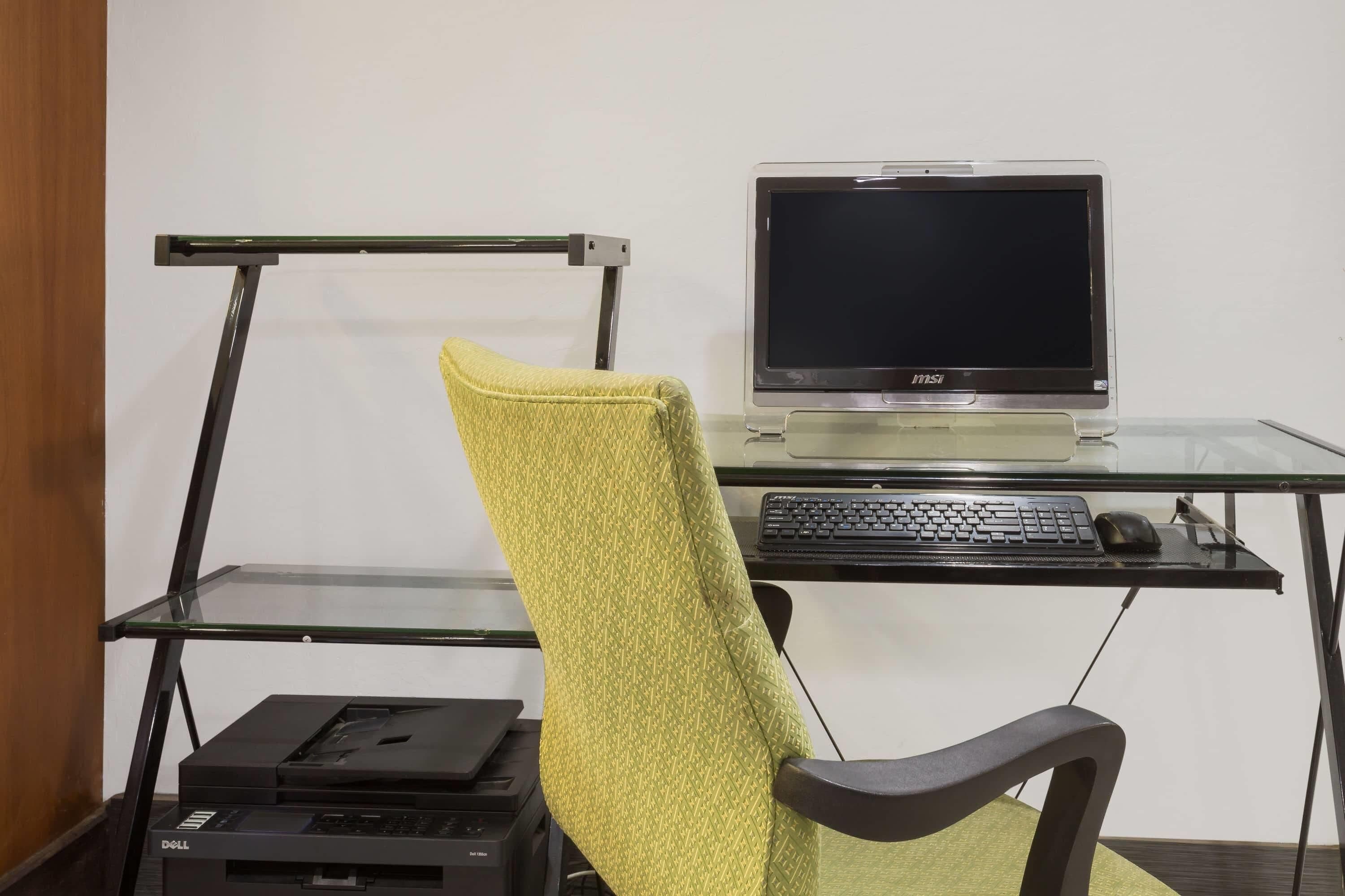 Un bureau d’ordinateur équipé d’un écran, d’un clavier et d’une souris.