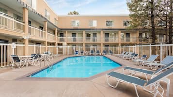 En säsongsöppen utomhuspool