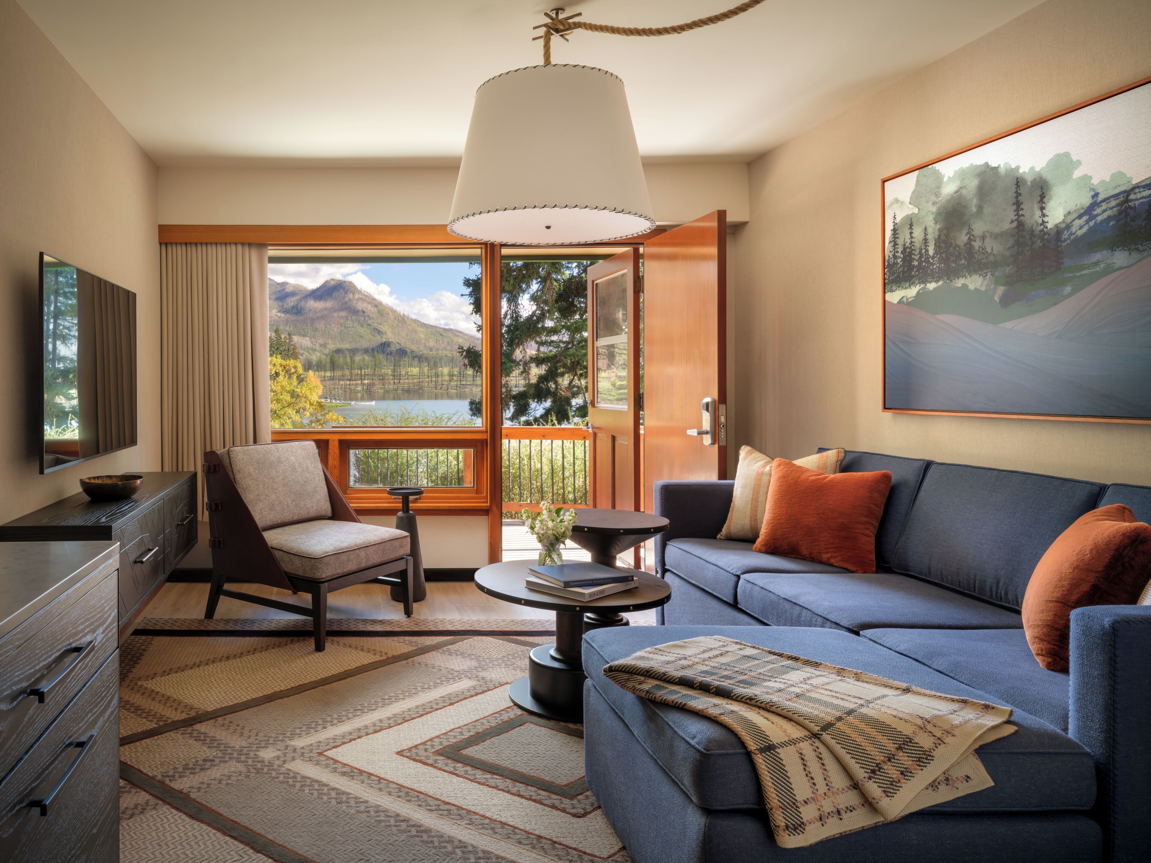 Suite junior, 1 cama King size, vista a la bahía | Área de sala de estar | Televisión LED de 40 pulgadas con canales digitales y televisión 