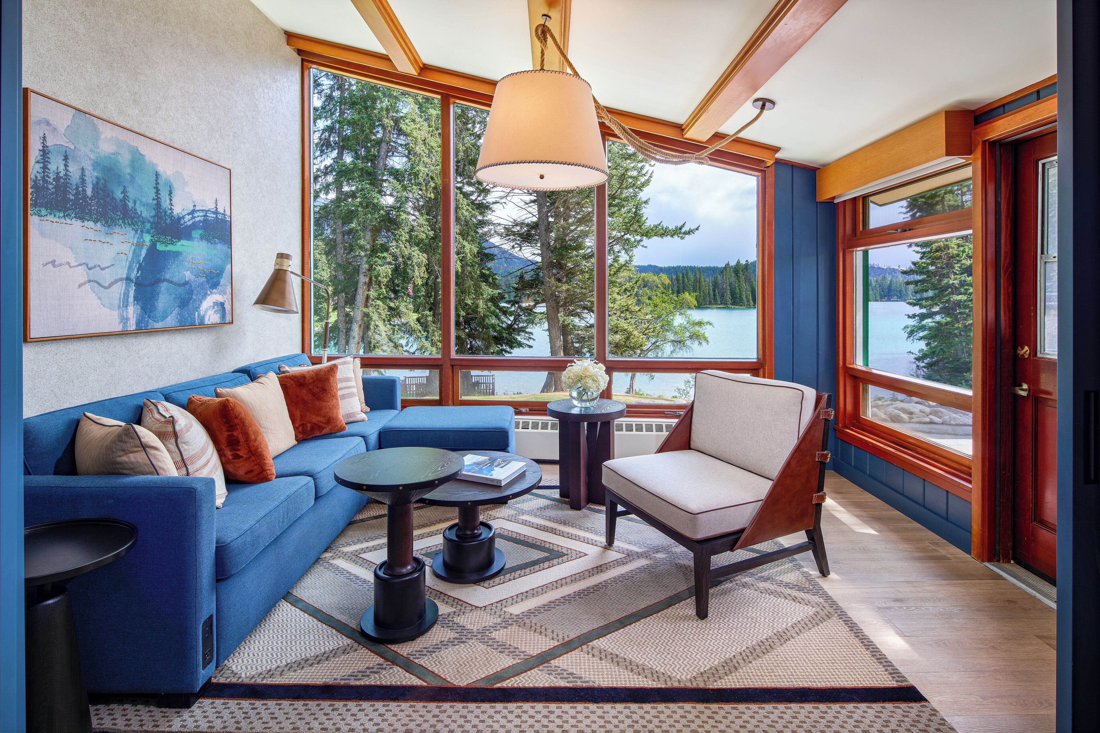 Suite junior, 1 cama King size, vista al lago | Área de sala de estar | Televisión LED de 40 pulgadas con canales digitales y televisión 