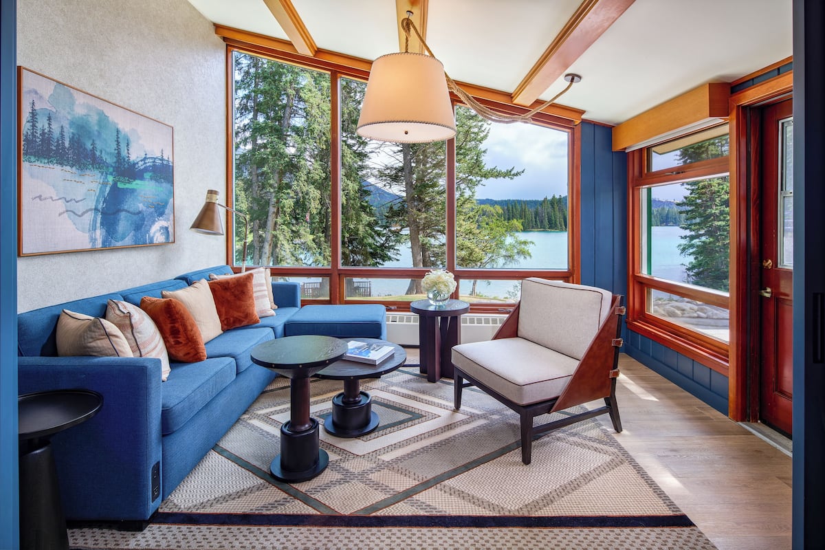 Suite junior, 1 cama King size, vista al lago | Área de sala de estar | Televisión LED de 40 pulgadas con canales digitales y televisión