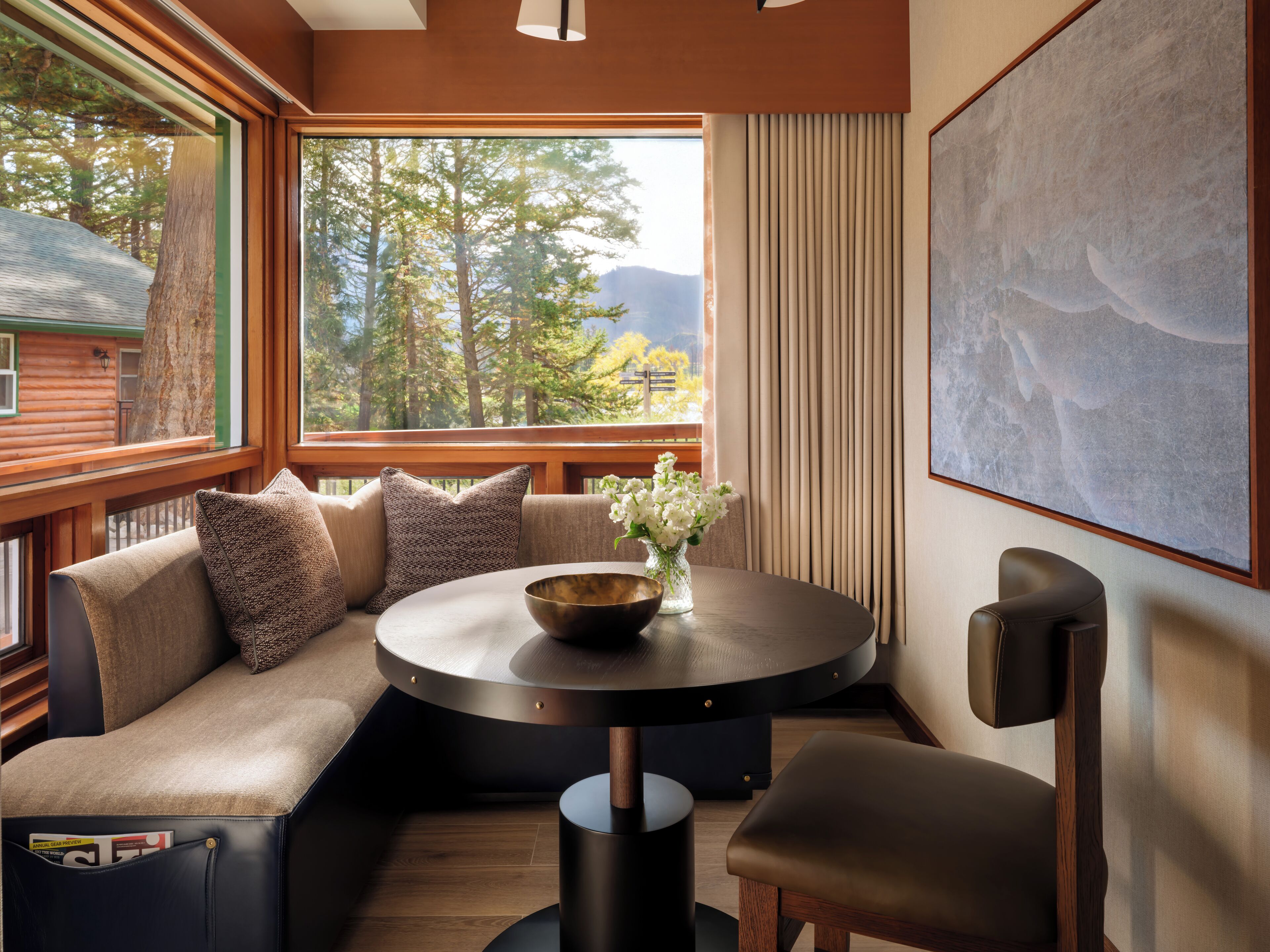 Suite, 2 camas Queen size, vista al lago | Área de sala de estar | Televisión LED de 40 pulgadas con canales digitales y televisión 