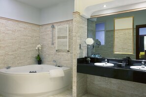 Grand Premium Room | Bathroom | Deep soaking tub, eco-friendly toiletries, hair dryer, towels - Melia Paris Champs-Elysées (Paris)