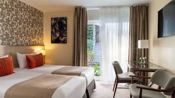 Comfort Twin kamer | Een minibar, een kluis op de kamer, een bureau, een laptopwerkplek