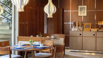 Dagelijks ontbijtbuffet (EUR 16 per persoon)