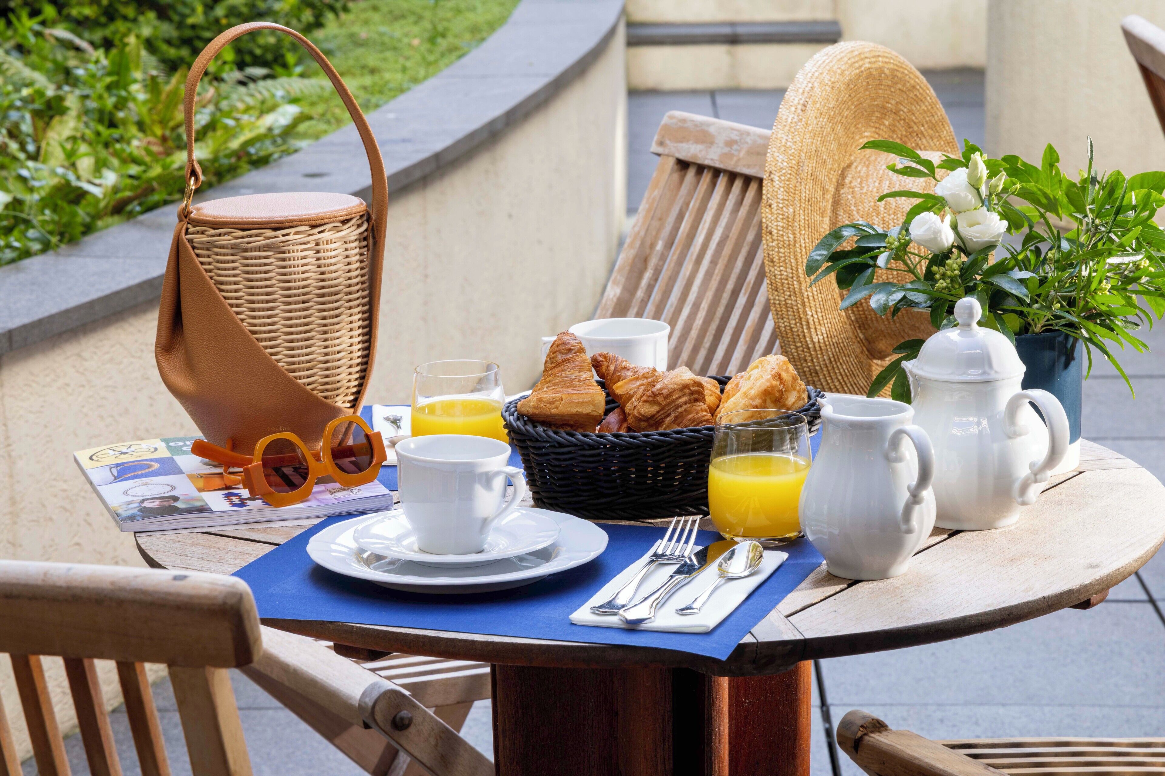 daily buffet breakfast (eur 16 per person)
