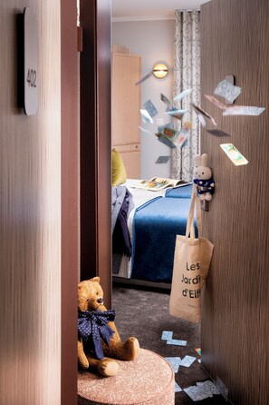 Communicating rooms | Minibar, in-room safe, desk, laptop workspace