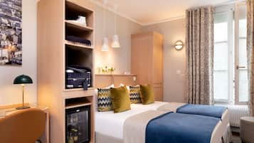 Minibar, coffres-forts dans les chambres, bureau