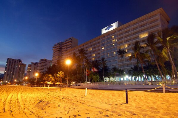 Na praia, barracas de praia de cortesia, espreguiçadeiras 