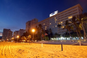 Plage, cabines gratuites, chaises longues, serviettes de plage