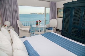 Studio, 1 King Bed | In-room safe, blackout drapes, iron/ironing board