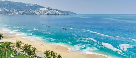 Na praia, barracas de praia de cortesia, espreguiçadeiras