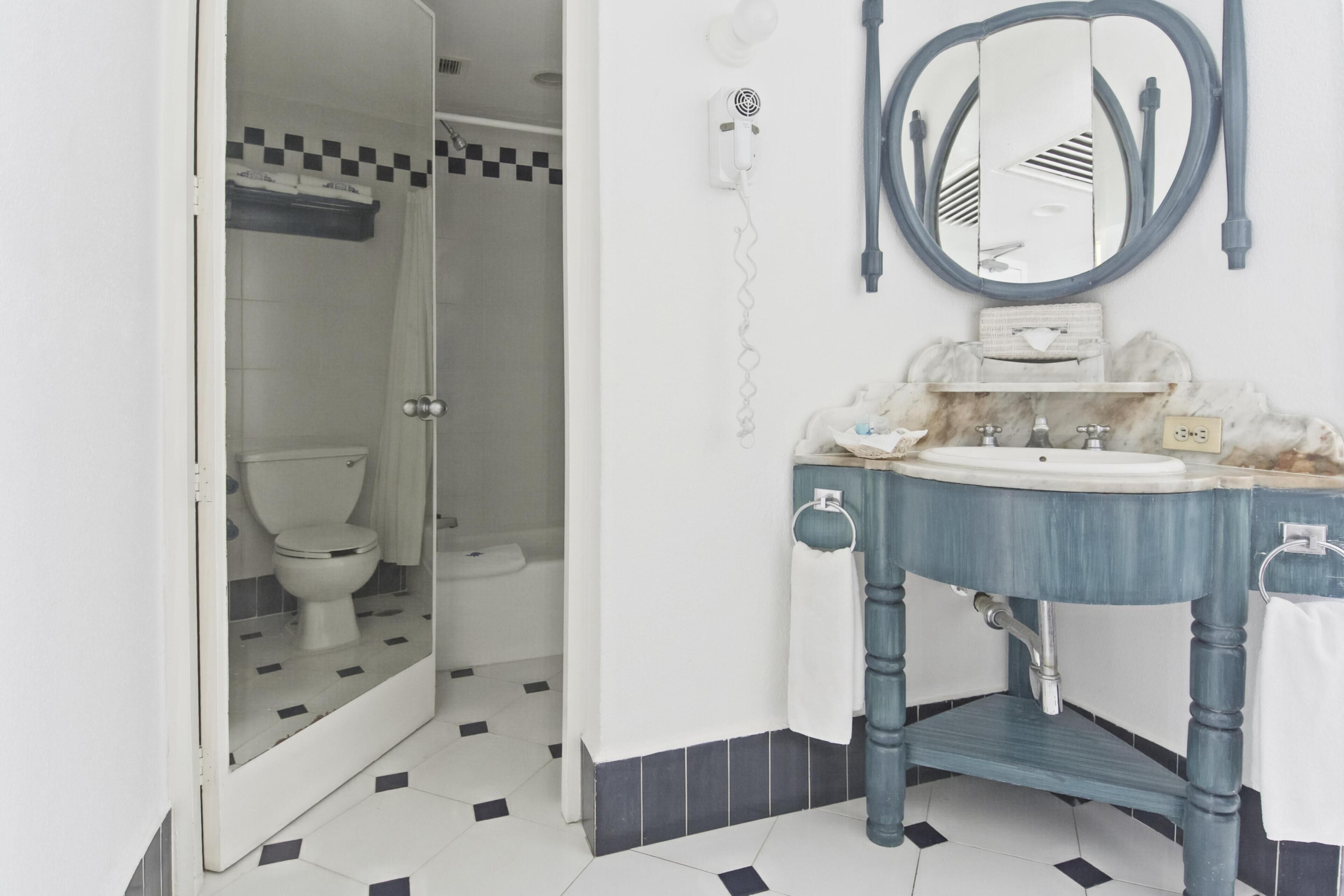 combined shower/bathtub, hair dryer, towels