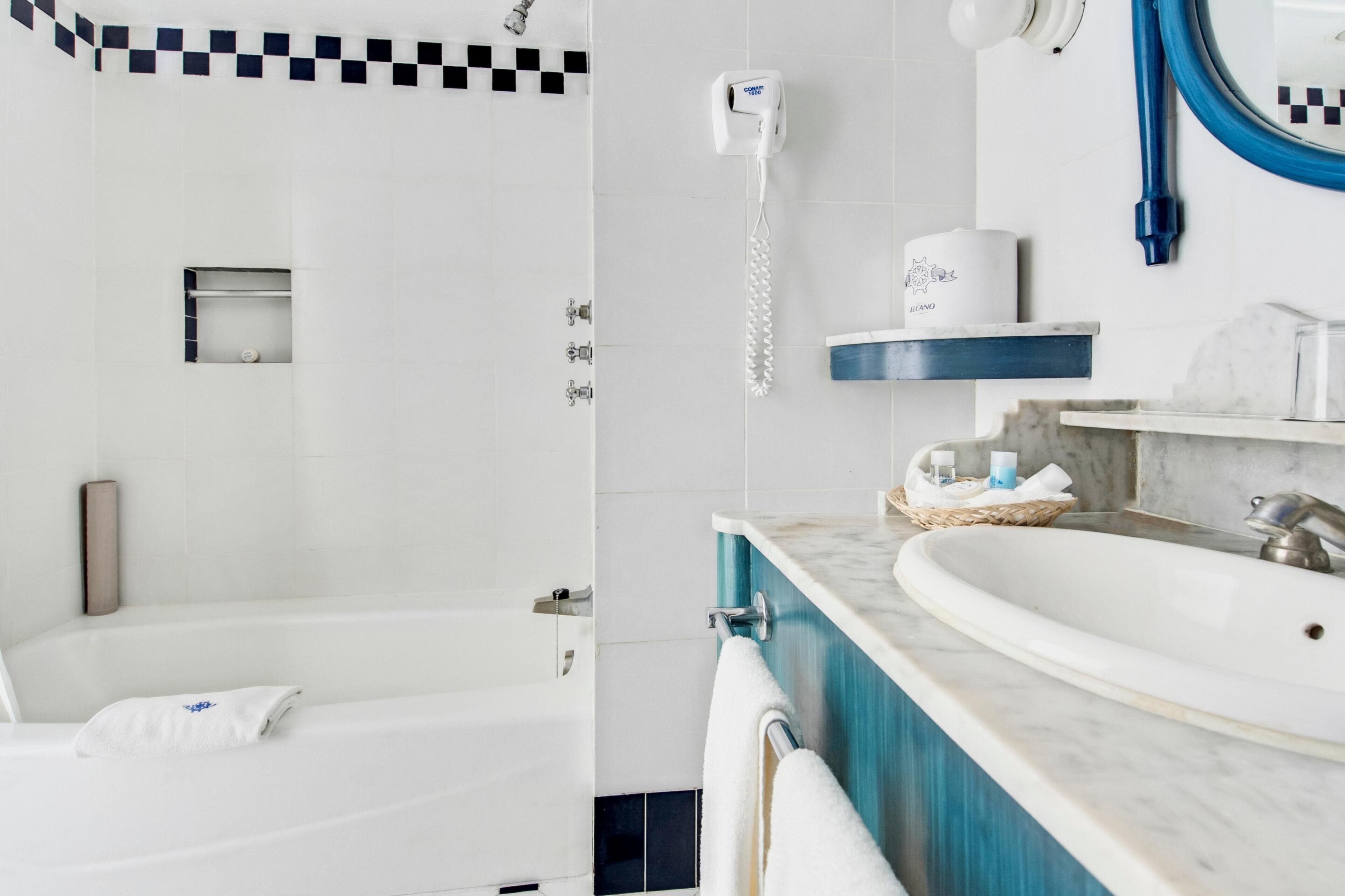 combined shower/bathtub, hair dryer, towels