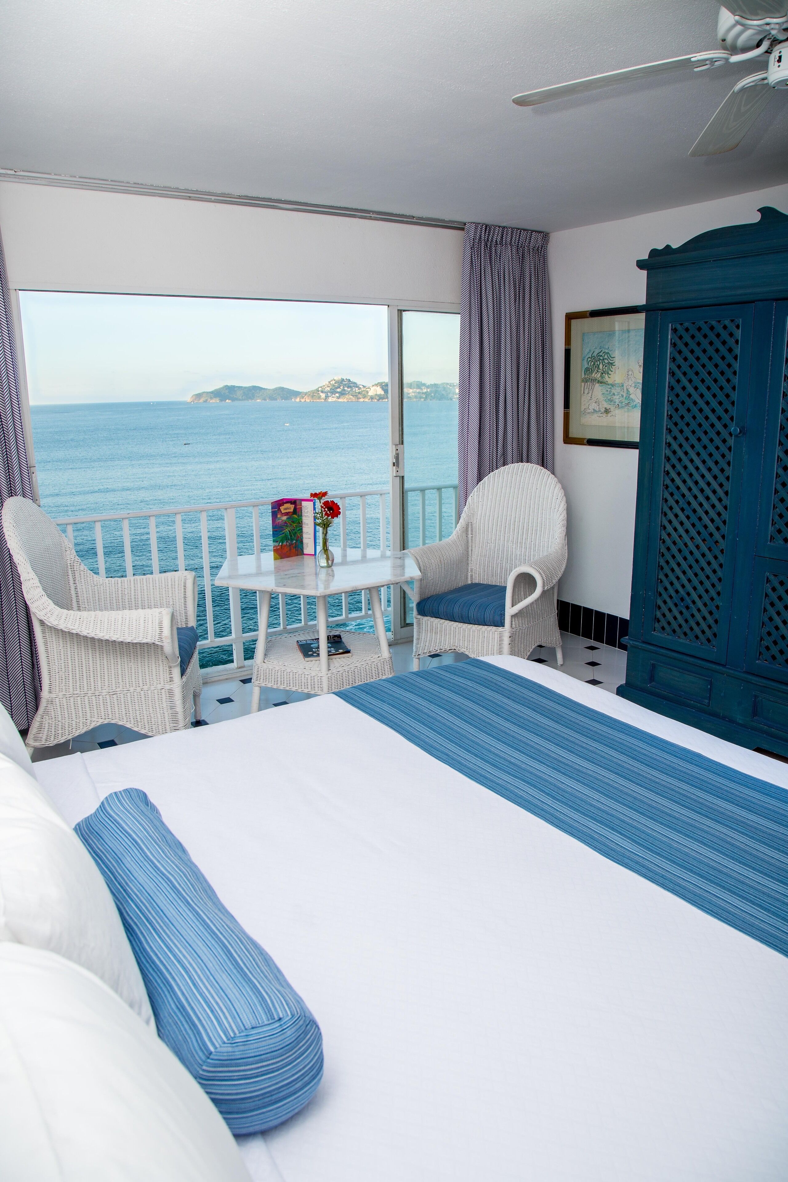 studio, 1 king bed | in-room safe, blackout curtains, iron/ironing board