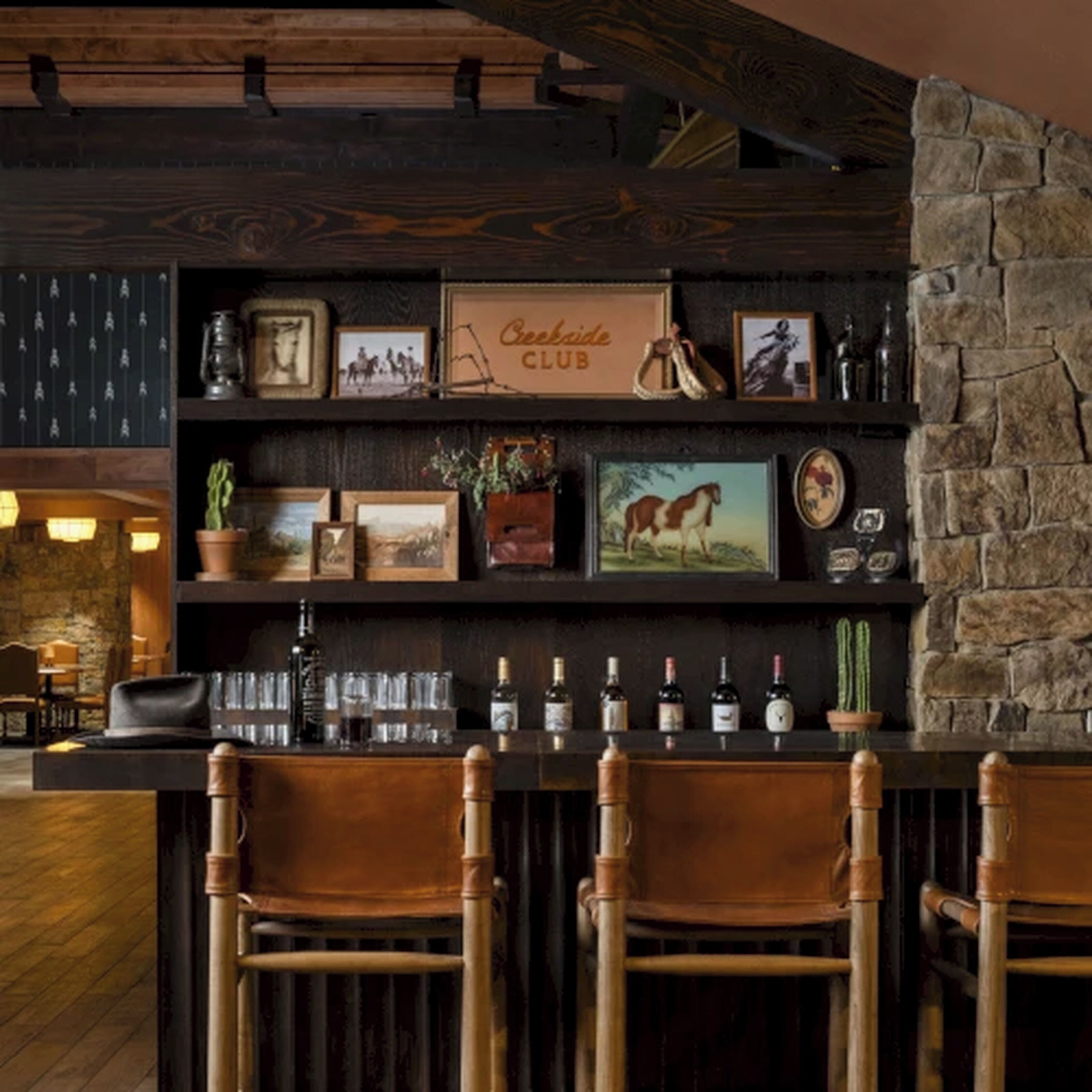 2 か所のレストラン、朝食に営業