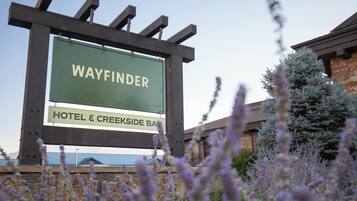 Señal para el Wayfinder Hotel & Creekside Bar.