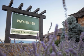 A sign for the Wayfinder Hotel & Creekside Bar. - Wayfinder Bishop (Bishop)