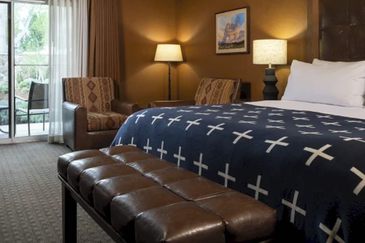 1 bedroom, Egyptian cotton sheets, premium bedding, desk