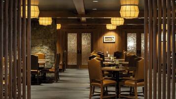 2 restaurants; breakfast and dinner served