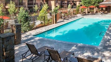 Sesongbasert utendørsbasseng, bassengparasoller og solsenger