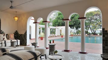 Piscine extérieure, parasols de plage