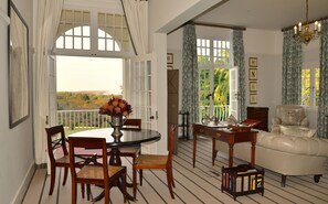 TV - The Victoria Falls Hotel (Victoria Falls)