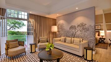 Phòng Suite Deluxe (King bed) | Minibar, két bảo mật tại phòng, bàn